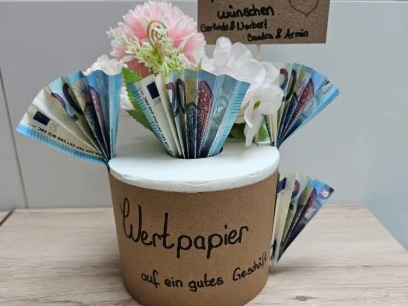Toilettenpapier als lustiges Geldgeschenk zum Geburtstag